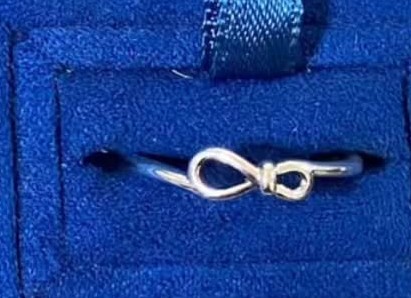 Anillo con figura de infinito