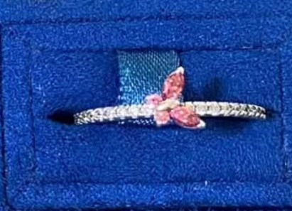 Anillo con mariposa de piedras rosadas