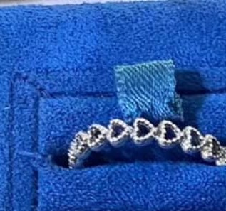 Anillo con banda de ondas