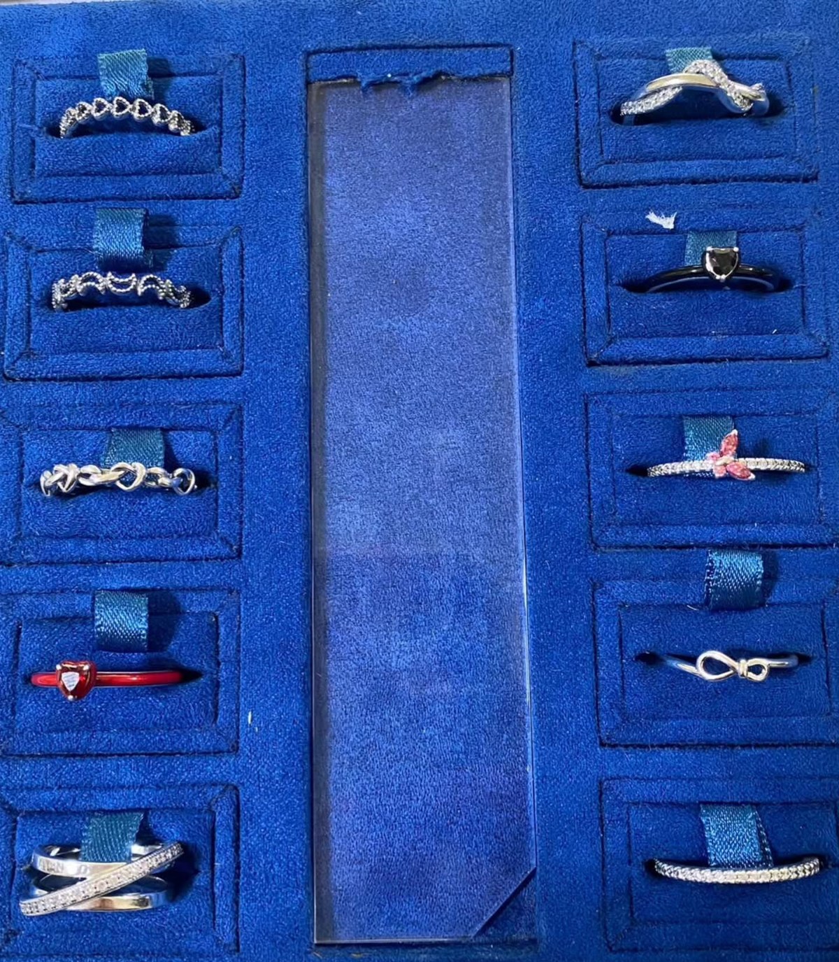 Vitrina de terciopelo azul con anillos de la casa